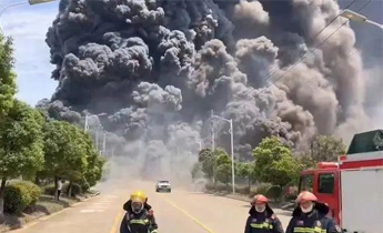 突发！江西贵溪一化工厂发生爆炸，现场火势冲天浓烟滚滚